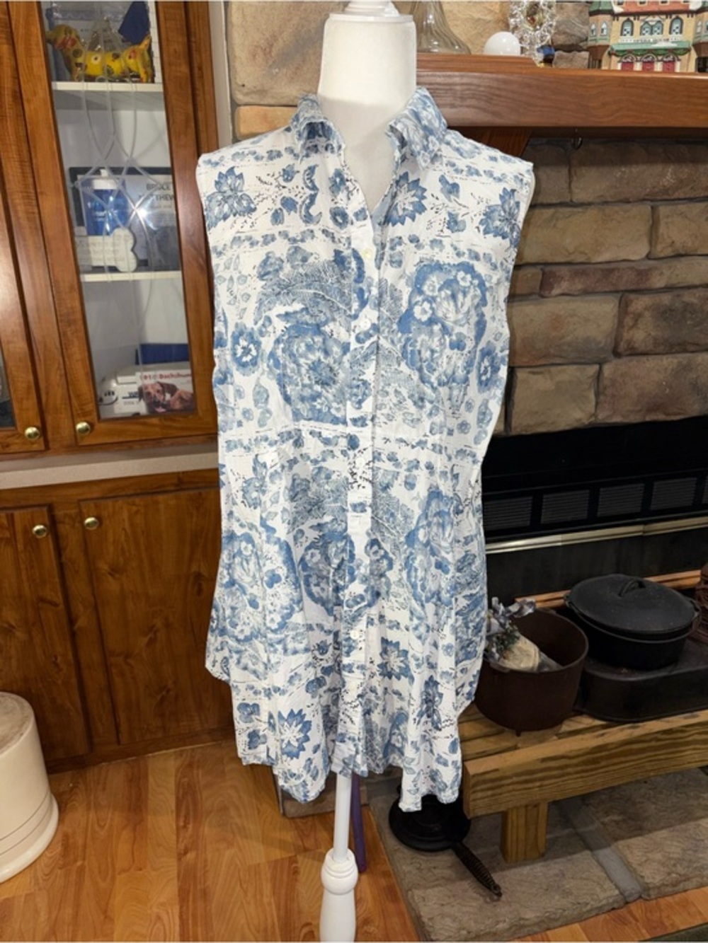 Intro size 1X white with blue floral pattern tunic length cotton blouse